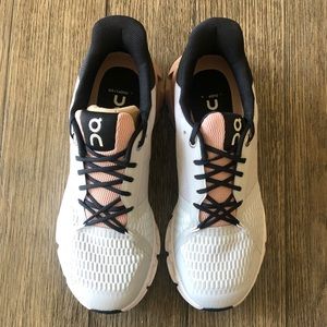 Womens ON Cloudflyer stability running shoe sz 9.5